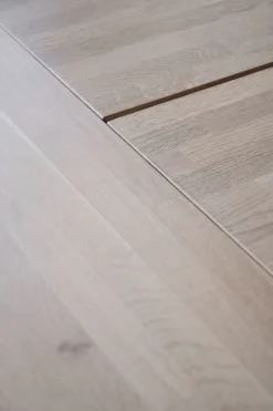 Rowico Carradale ruokapöytä 170cm A-jalalla, valkopesty tammi/musta