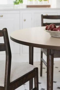 Rowico Fairmount ruokapöytä pyöreä 120cm, beige/ruskea tammi