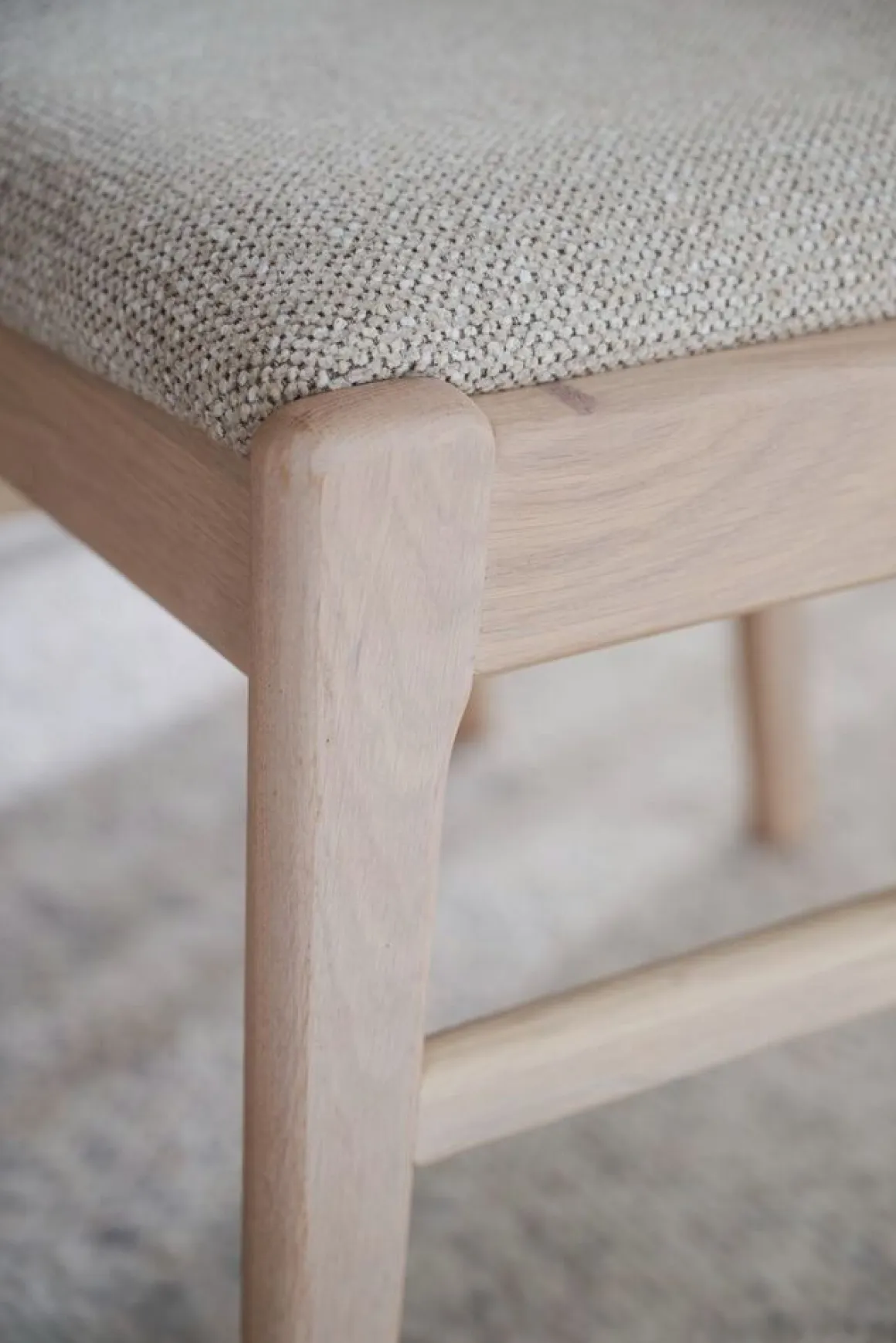 Rowico Kerwin tuoli, valkovahattu tammi/beige