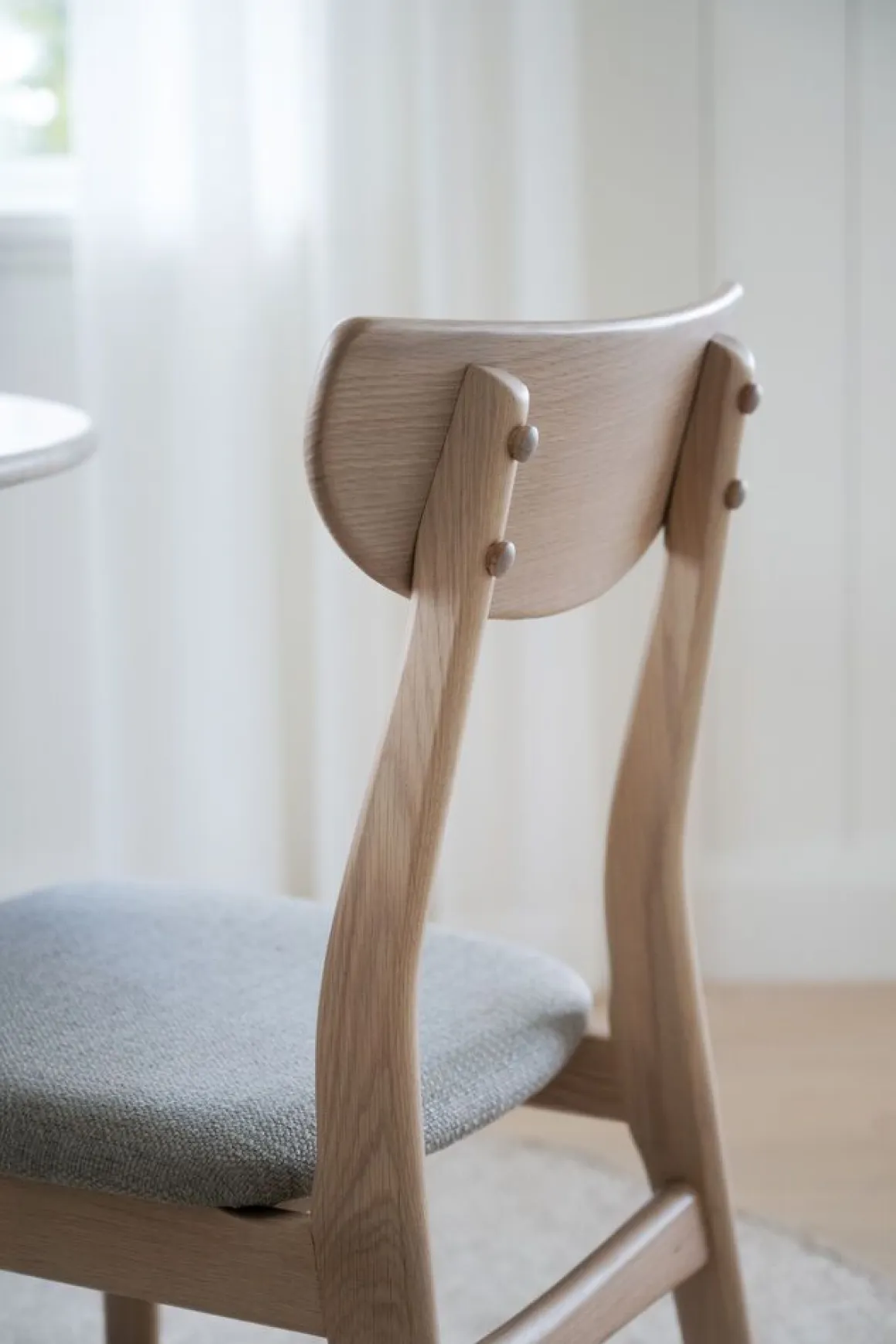 Rowico Rodham tuoli, valkopesty tammi/harmaa beige